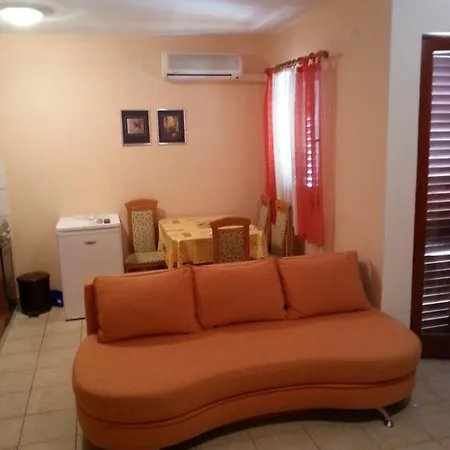 Apartmani Ana Apartment *