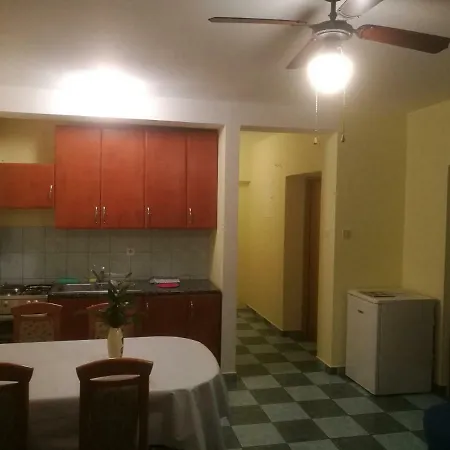 Apartmani Ana Apartment *